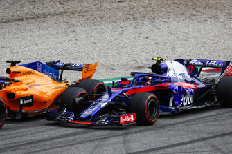Fernando Alonso, McLaren MCL33, et Pierre Gasly, Toro Rosso STR13, roue dans roue