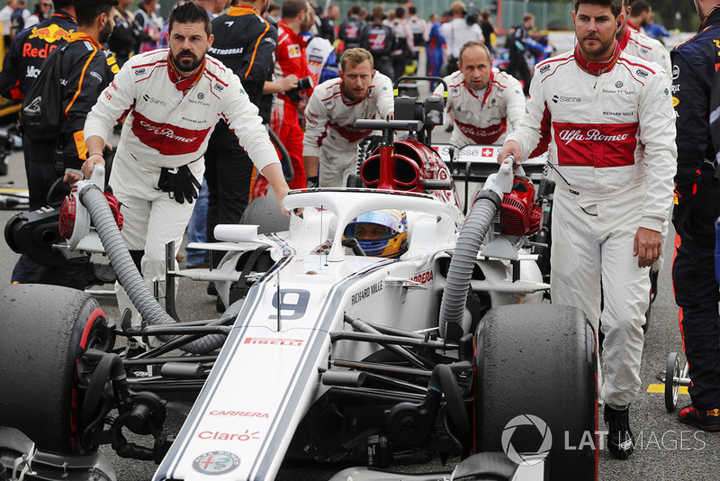 Marcus Ericsson, Sauber, is wheeled onto the grid