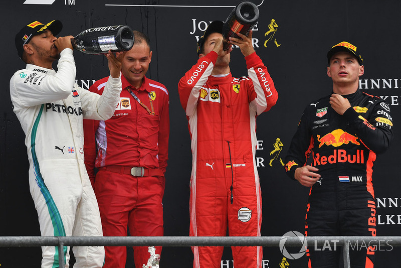 Lewis Hamilton, Mercedes AMG F1, David Sanchez, Ferrari, Sebastian Vettel, Ferrari i Max Verstappen, Red Bull Racing świętują na podium z szampanem