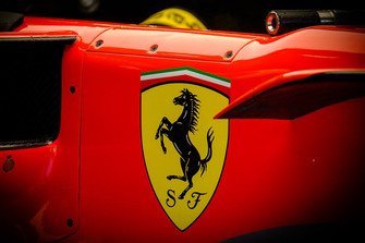 Dettaglio del logo su una Ferrari SF71H