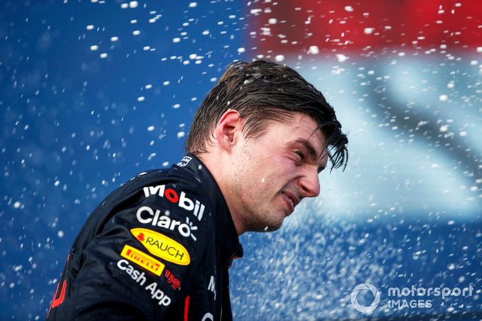 Max Verstappen, Red Bull Racing, 1ª posición, rocía de champagne el podio