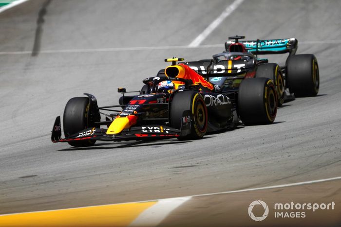 Sergio Pérez, Red Bull Racing RB18, George Russell, Mercedes W13 