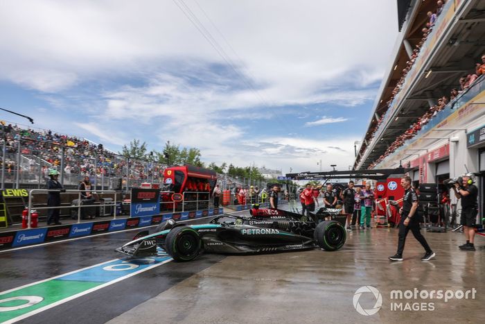 Lewis Hamilton, Mercedes F1 W15, sale del garaje