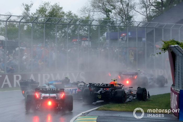 Pierre Gasly, Alpine A524, hace un trompo por delante de Sergio Pérez, Red Bull Racing RB20, Esteban Ocon, Alpine A524, en la salida