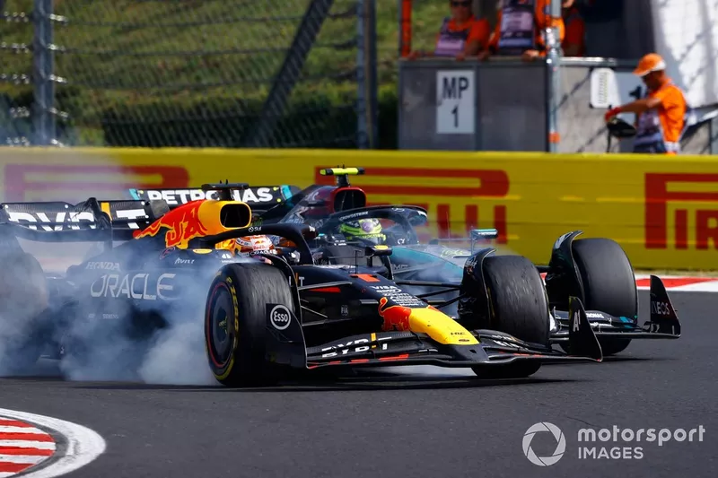 Max Verstappen, Red Bull Racing RB20, Lewis Hamilton, Mercedes F1 W15, entrent en collision.