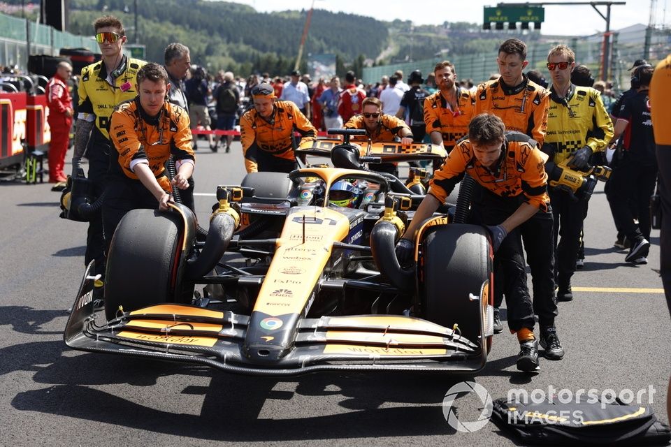 Mecánicos de McLaren empujan a Oscar Piastri, McLaren MCL38, a su puesto en la parrilla de salida 