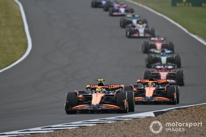 Lando Norris, McLaren MCL38, Oscar Piastri, McLaren MCL38, Carlos Sainz, Ferrari SF-24