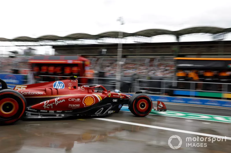 Carlos Sainz, Ferrari SF-24, sort du garage