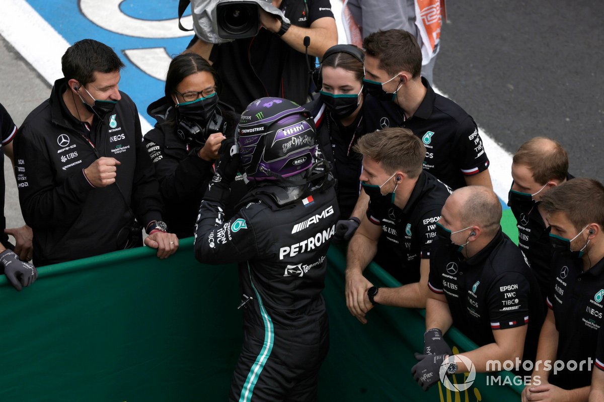 Pole man Lewis Hamilton, MercedesPole man Lewis Hamilton, Mercedes, festeggia con il team Merecedes
