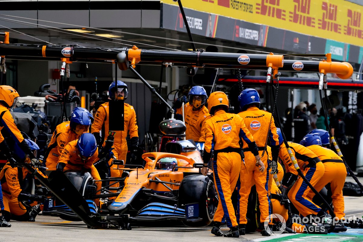 Daniel Ricciardo, McLaren MCL35M, pit stop