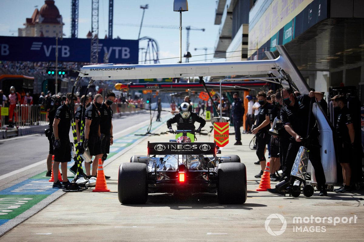 Lewis Hamilton, Mercedes W12, ai box