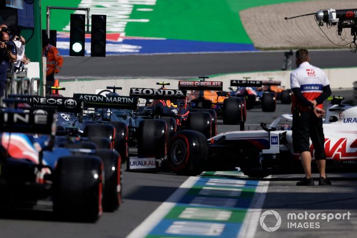 Mick Schumacher, Haas VF-21, se une a la cola del pit lane