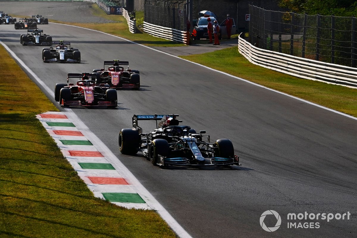 Lewis Hamilton, Mercedes W12, Charles Leclerc, Ferrari SF21, e Carlos Sainz Jr.