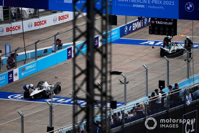 Los comisarios de pista asisten a los coches dañados de Edoardo Mortara, Venturi Racing, Silver Arrow 02, y Mitch Evans, Jaguar Racing, Jaguar I-TYPE 5