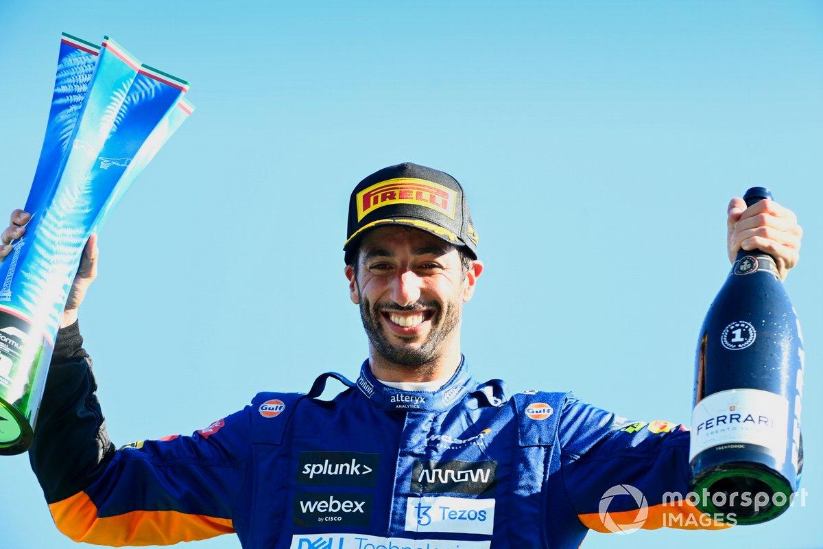 Daniel Ricciardo, McLaren, 1a posizione, con il suo trofeo e lo Champagne