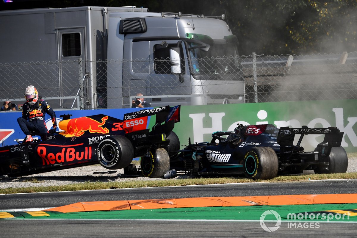 Secuencia del choque de Max Verstappen, Red Bull Racing, sale de su coche
