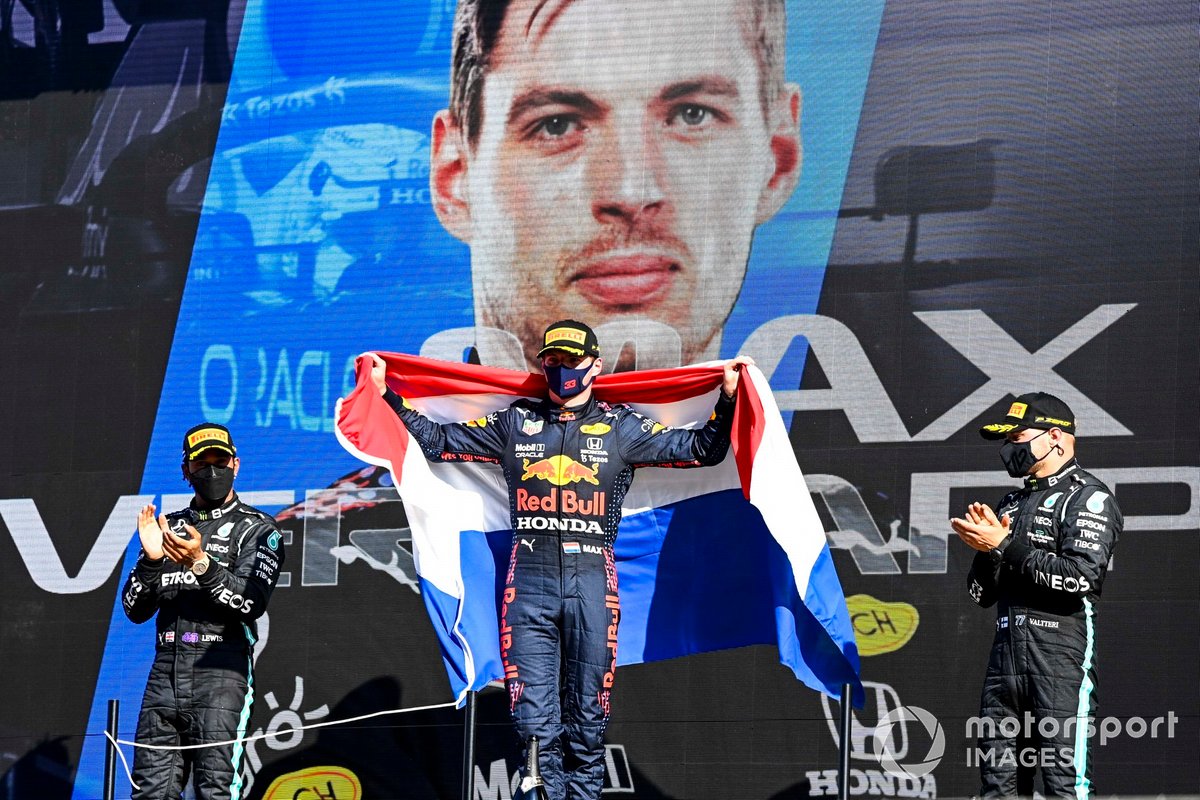 Podio: segundo lugar Lewis Hamilton, Mercedes, ganador Max Verstappen, Red Bull Racing, tercer lugar Valtteri Bottas, Mercedes