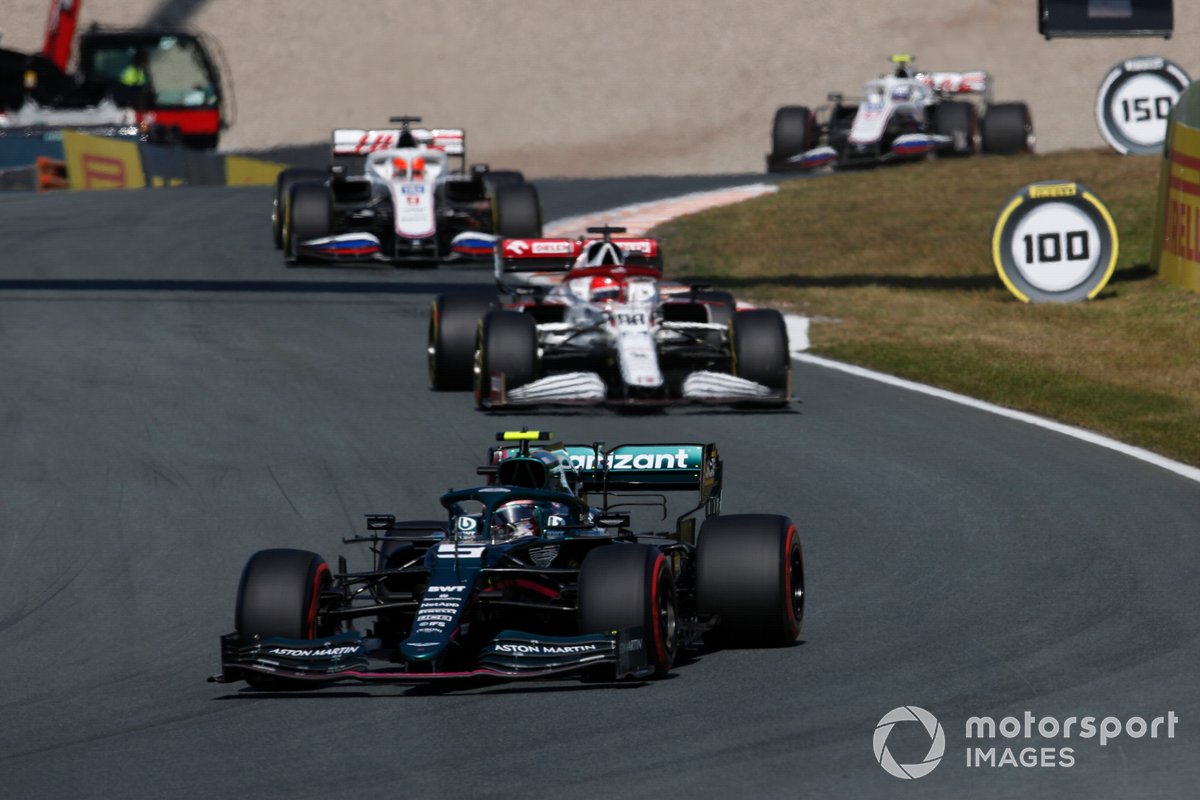 Sebastian Vettel, Aston Martin AMR21, Robert Kubica, Alfa Romeo Racing C41, Nikita Mazepin, Haas VF-21