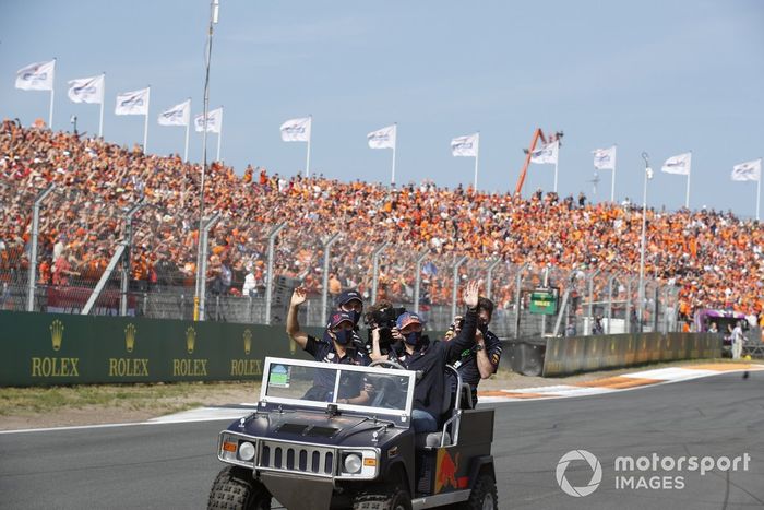 Sergio Pérez, Red Bull Racing, Max Verstappen, Red Bull Racing, en el desfile de pilotos