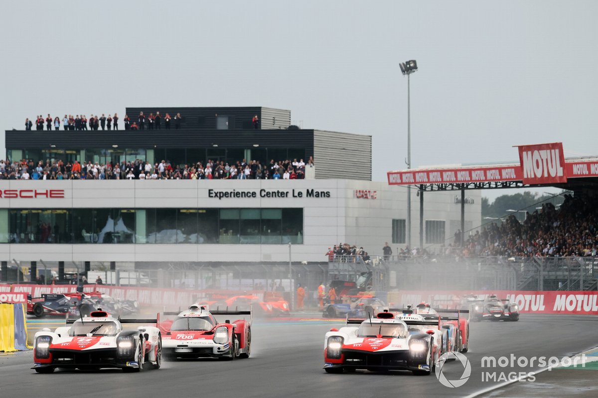 Arrancadas. #8 Toyota Gazoo Racing Toyota GR010 - Hybrid Hypercar, Sebastien Buemi, Kazuki Nakajima, Brendon Hartley #7 Toyota Gazoo Racing Toyota GR010 - Hybrid Hypercar, Mike Conway, Kamui Kobayashi, José María López