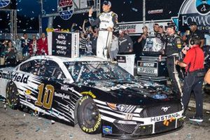 Race winner Aric Almirola, Stewart-Haas Racing, Ford Mustang