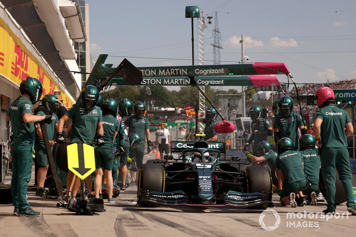 Sebastian Vettel, Aston Martin AMR21, ai box durante le prove