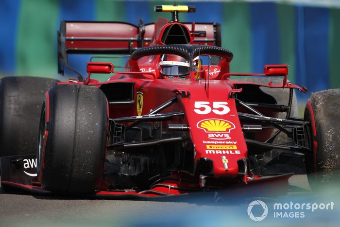 Carlos Sainz Jr., Ferrari SF21, con daños en el alerón delantero tras un accidente