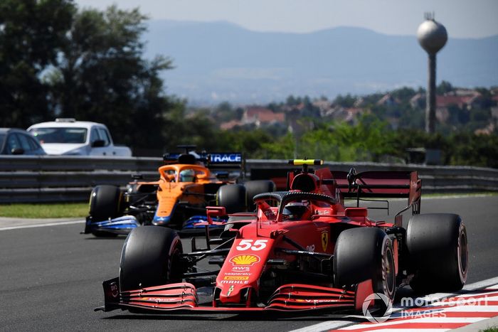 Carlos Sainz Jr., Ferrari SF21, Daniel Ricciardo, McLaren MCL35M