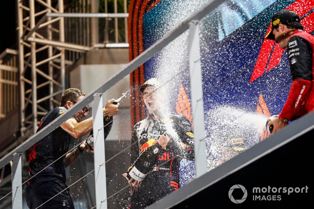 Il delegato del trofeo Red Bull, Sergio Perez, Red Bull Racing, 1° posizione, Carlos Sainz, Ferrari, 3° posizione, festeggiano sul podio con lo Champagne