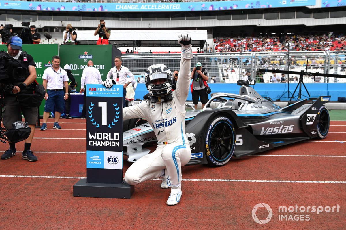 Il neo-campione del mondo Stoffel Vandoorne, Mercedes-Benz EQ, festeggia in Parc Ferme