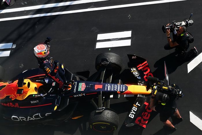Max Verstappen, Red Bull Racing, 1ª posición, celebra su llegada al Parc Ferme