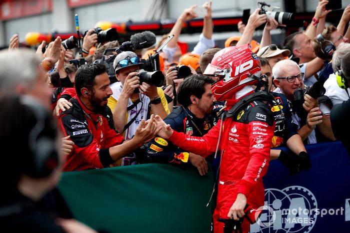 Charles Leclerc, Scuderia Ferrari, 2ª posición, celebra con su equipo a su llegada al Parc Ferme