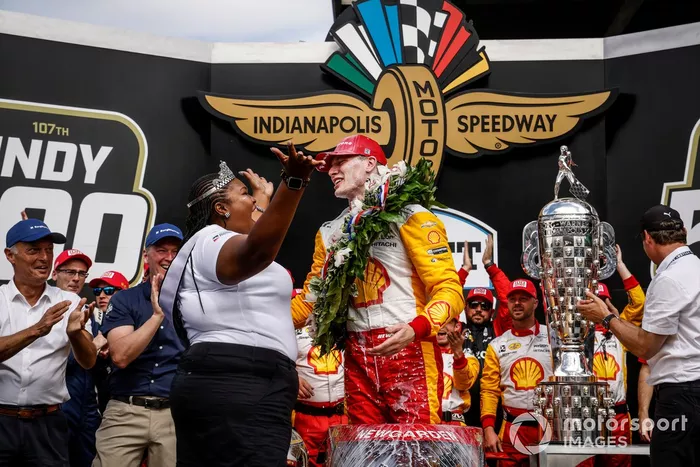 Ganador de la carrera Josef Newgarden, Team Penske Chevrolet