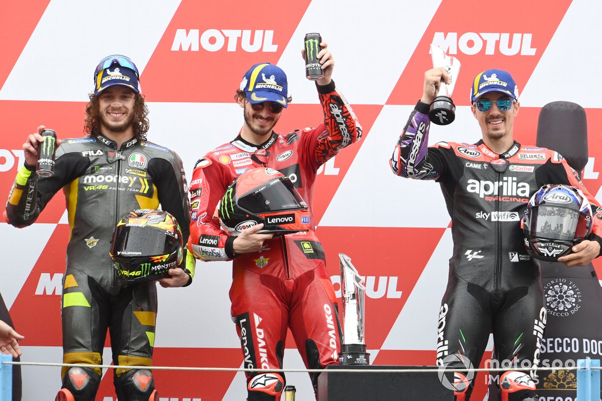 Podio: segundo lugar Marco Bezzecchi, VR46 Racing Team, ganador Francesco Bagnaia, Ducati Team, tercer lugar Maverick Viñales, Aprilia Racing Team race