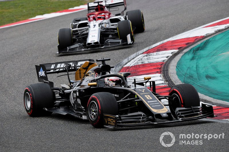 Romain Grosjean, Haas F1 Team VF-19, Kimi Raikkonen, Alfa Romeo Racing C38
