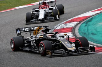 Romain Grosjean, Haas F1 Team VF-19, Kimi Raikkonen, Alfa Romeo Racing C38