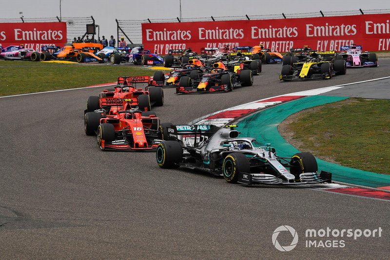 Valtteri Bottas, Mercedes AMG W10, precede Charles Leclerc, Ferrari SF90, Sebastian Vettel, Ferrari SF90, Max Verstappen, Red Bull Racing RB15, Pierre Gasly, Red Bull Racing RB15, e il resto del gruppo, alla partenza