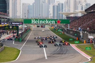 Lewis Hamilton, Mercedes AMG F1 W10, voor Valtteri Bottas, Mercedes AMG W10, Charles Leclerc, Ferrari SF90, Sebastian Vettel, Ferrari SF90, Max Verstappen, Red Bull Racing RB15