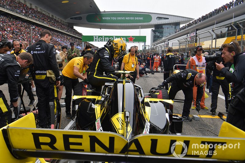 Nico Hulkenberg, Renault F1 Team R.S. 19, on the grid