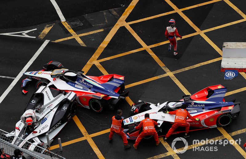 Felipe Nasr, Dragon Racing sale de su auto dañado Penske EV-3 mientras los oficiales intentan mover los M5 Electro de Pascal Wehrlein, Mahindra Racing, Jérôme d'Ambrosio, Mahindra Racing