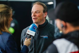 La présentatrice Nicki Shields interviewe Ulrich Fritz, PDG de HWA AG