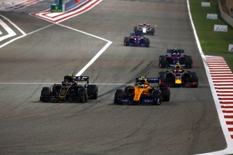 Kevin Magnussen, Haas F1 Team VF-19, voor Lando Norris, McLaren MCL34, Pierre Gasly, Red Bull Racing RB15, en Alexander Albon, Toro Rosso STR14