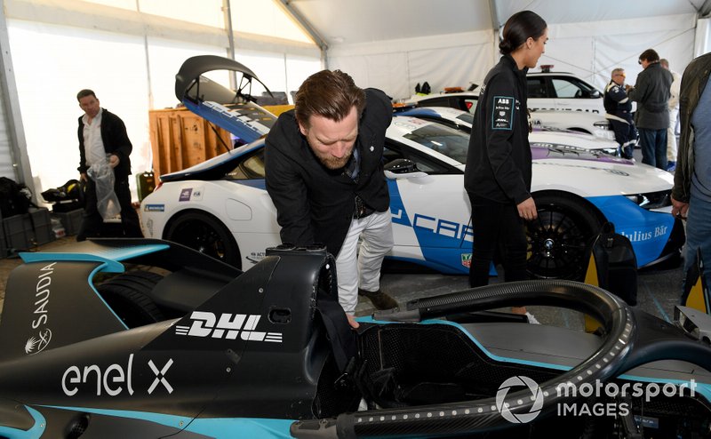 L'acteur Ewan McGregor observe une monoplace de Formule E