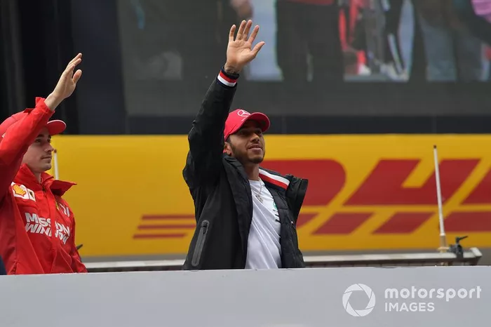 Charles Leclerc, Ferrari, e Lewis Hamilton, Mercedes AMG F1, salutano i tifosi