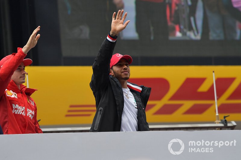 Charles Leclerc, Ferrari, e Lewis Hamilton, Mercedes AMG F1, salutano i tifosi