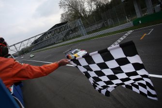 Il vincitore della gara Diego Bertonelli, Dinamic Motorsport, prende la bandiera a scacchi