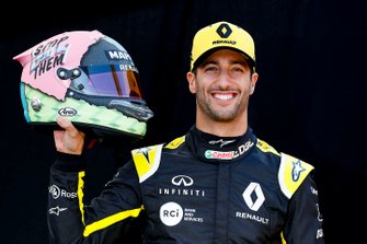 Daniel Ricciardo, Renault F1 Team, avec son casque