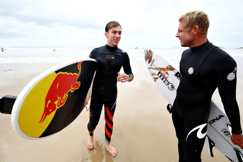 Pierre Gasly, Red Bull Racing, va a fare surf con la leggenda del surf Mick Fanning
