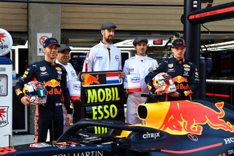 Pierre Gasly en Max Verstappen, Red Bull Racing met Mobil voor de 1000e race