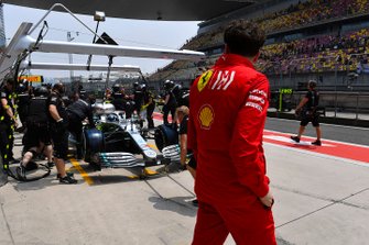 Mattia Binotto, Ferrari Takım Patronu, Valtteri Bottas, Mercedes AMG W10'u izliyor